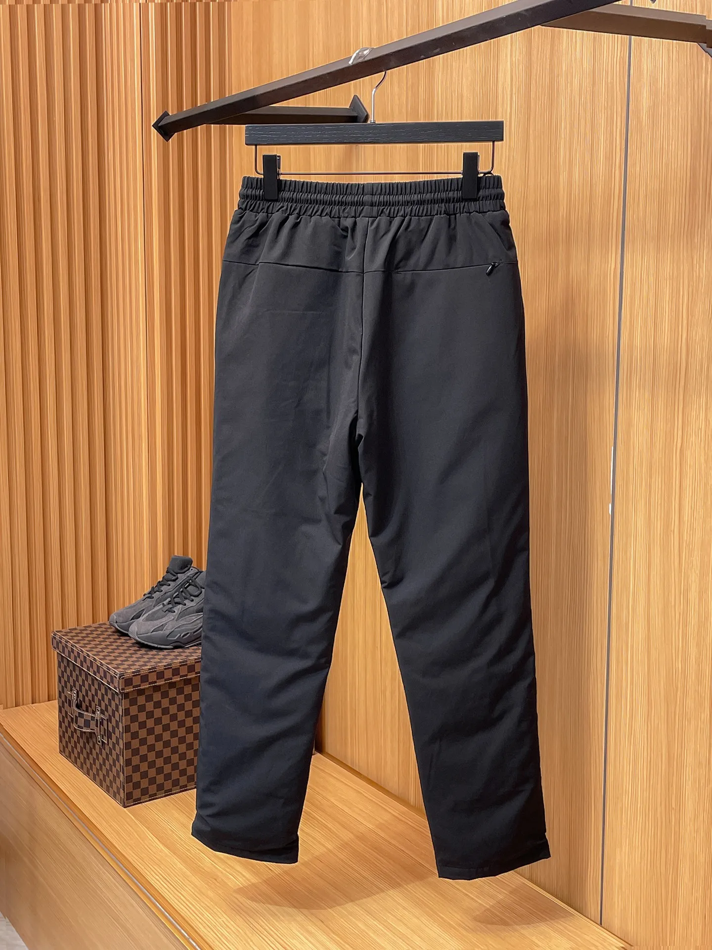 P490 Canada Goose 25ss new autumn and winter high-version down pants are here🌹A must-have for winter. Outdoor windproof, temperature-locking, thickened and warm legged down pants. Warm and windproof. Made of professional-grade outdoor windproof, waterproof and breathable fabric. Lining is filled with %90 white duck down. Lightweight design. Lightweight and warm. Seamless gluing process inside. Made of light and gall-free anti-drilling fabric. Effectively prevents velvet running. Original hardware and accessories. Classic logo matching. Simple and versatile, the upper body is stylish and not bloated. The style is the same for men and women! Size: M-4XL